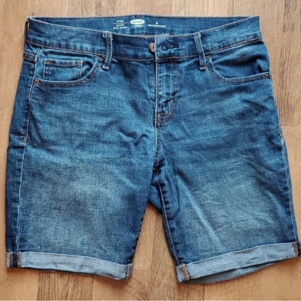 Old Navy Women’s Slim Fit Denim Bermuda Shorts Size 6